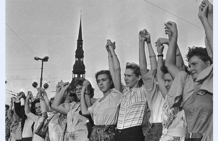  Autors: 100 A 25 fotogrāfijās par vēsturisko Baltijas ceļu. Šī diena paliks atmiņā!