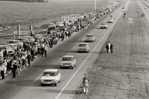  Autors: 100 A 25 fotogrāfijās par vēsturisko Baltijas ceļu. Šī diena paliks atmiņā!