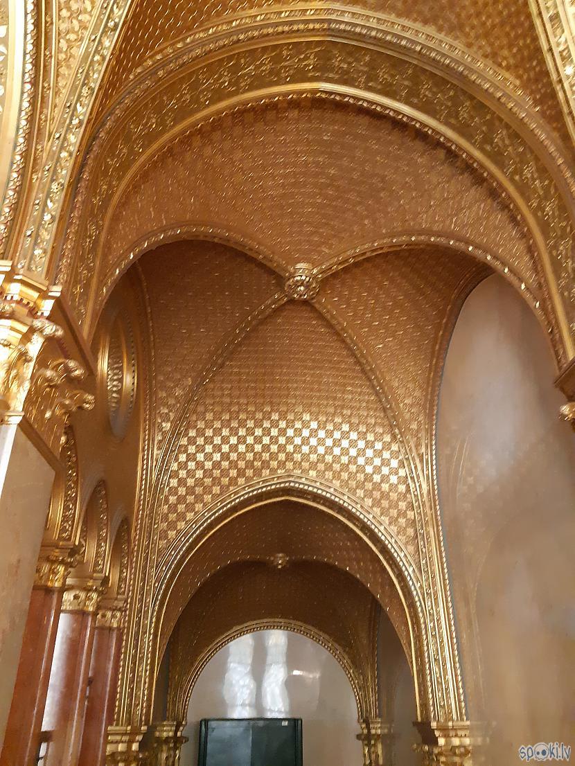 Viss ir pārklats ar tīru zeltu... Autors: Juris1604 Ceļojuma piezīmes. Ungārijas parlaments.