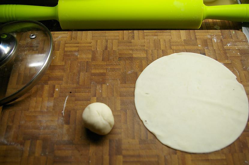 Tālāk jau rullējam riktīgi... Autors: Cigors7 Tako ar pašgatavotām tortillām - ļoti vienkārši