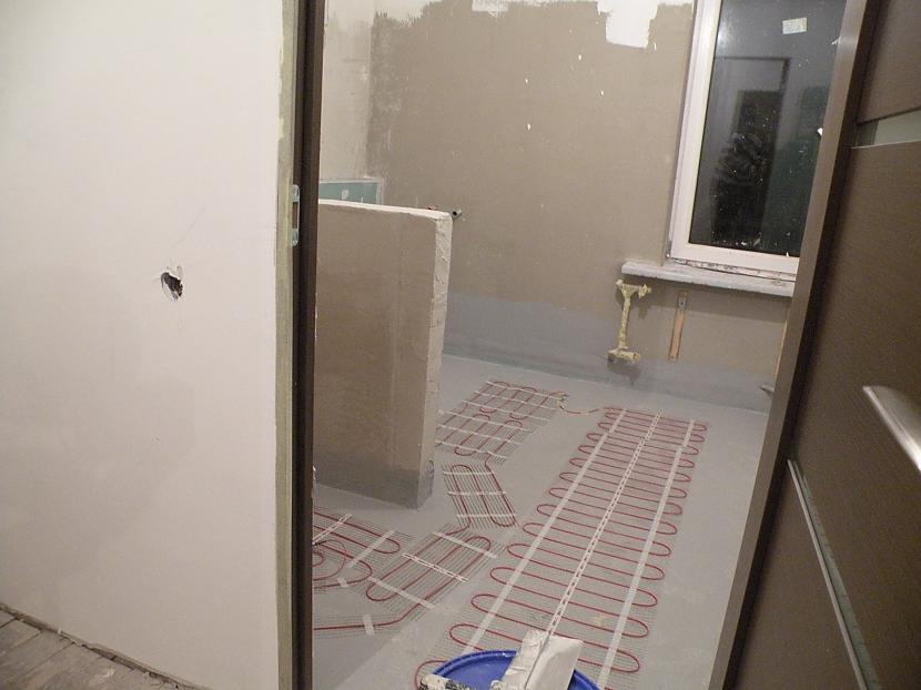 Scaroneit jau grīda vannas... Autors: Krish11 Sveiks lai dzīvo, remontējam dzīvokli!