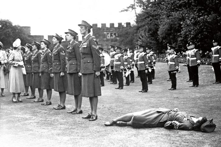 Princese Elizabeta apskata... Autors: Latvian Revenger 19 reti foto, kuri parāda vēsturi no negaidīta skata