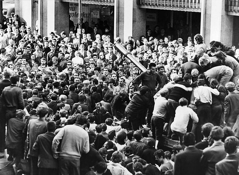 Iedzīvotāji ielenc PSRS tanku... Autors: Lestets Kā PSRS ieradās, lai sagrautu 1968. g. Prāgas pavasari