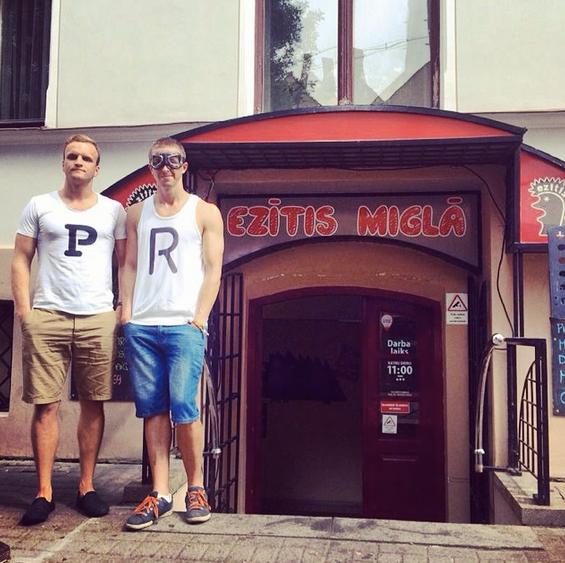  Autors: ĶerCiet Jaunieši Rīgas ielās veido smieklīgus uzrakstus. Pagājušās vasaras hīts!