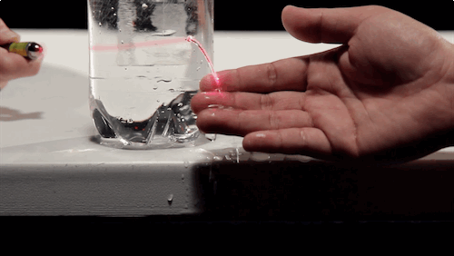 Izdur pudelē caurumu pielej to... Autors: ĶerCiet 8 aizraujoši eksperimenti, kurus vari izpildīt ar ūdeni
