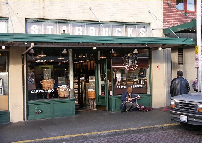 Pirmais Starbucks kafijas... Autors: ĶerCiet 20 populāri produkti, kuri pirmsākumos izskatījās pavisam citādāk
