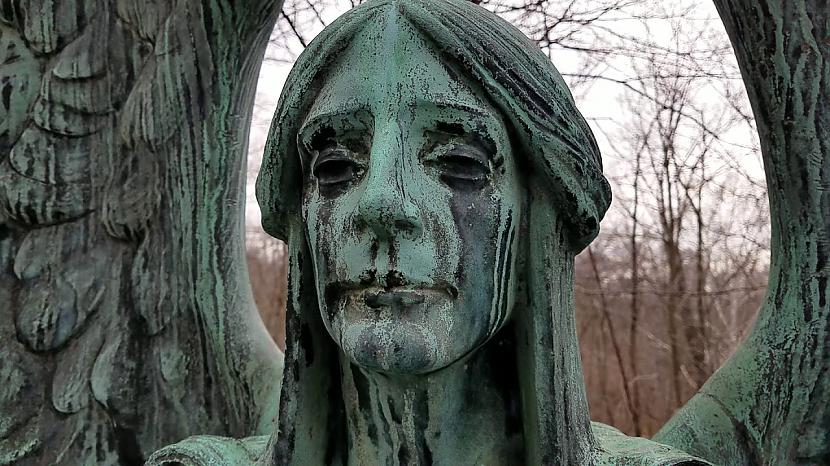 Statujas zaļo krāsu veido vara... Autors: Lestets Kāpēc gan nāves eņģelis raud melnas asaras?
