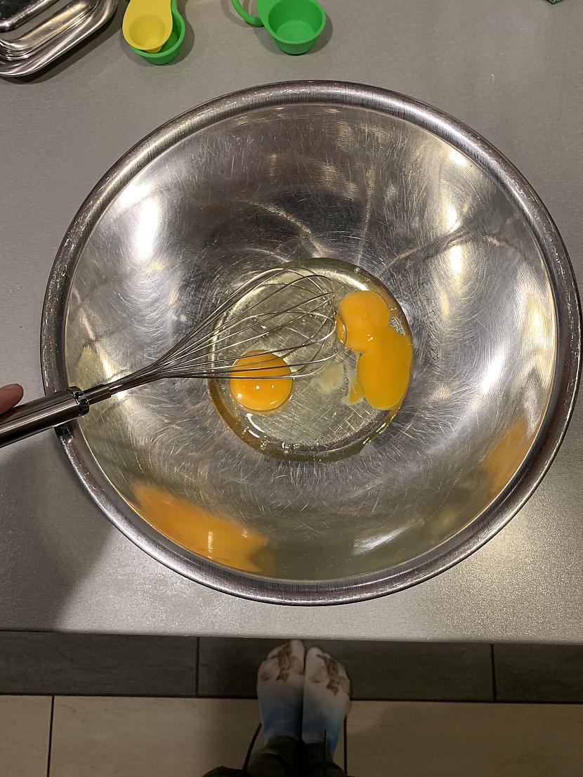 Abas olas iescaronķeļ bļodā... Autors: keda11 Kaķu zeķes eksperimentē! Homemade virtuļi
