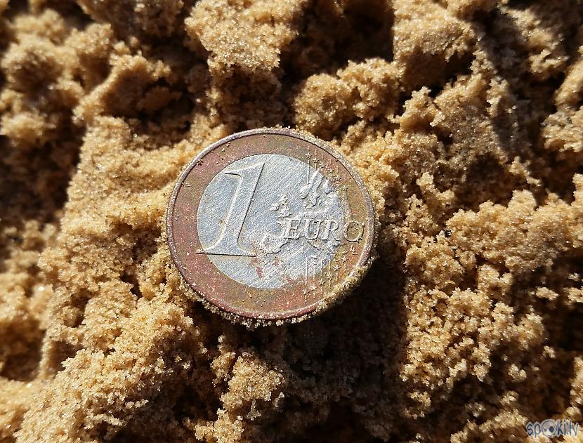 Pirmā monēta  uzreiz eiro Autors: pyrathe Ar metāla detektoru pa pludmali 2019 (ziemas sezona)