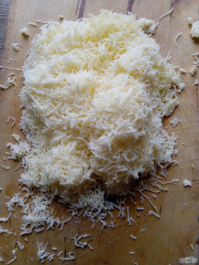Sarīvējam sieru uz smalkās... Autors: Piparmētra11 Puravu zupa