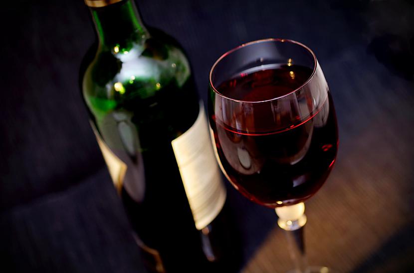 5 mīts  vīns ir labāks par... Autors: Lestets Rīts nekad nav labs: 8 mīti par paģirām