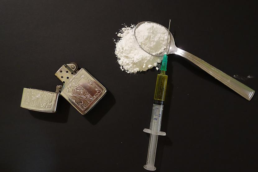 HeroīnsAr to ir nedaudz... Autors: Lestets Dilles un fizioloģiskais šķīdums: ar ko aizstāj narkotikas un alkoholu filmās
