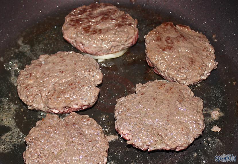 Metam burgera kotletes riņķī... Autors: Werkis2 Werkis gatavo Sier-Burgeru