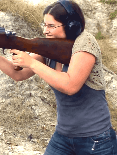  Autors: Fosilija This Girl Is Shooting A 5-Foot 7-Inch WWI Rifle (Arī GiFi)