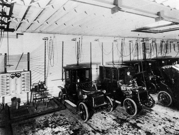 1909gads Elektroauto uzlādējas... Autors: GargantijA Retro elegance – elektromobilis