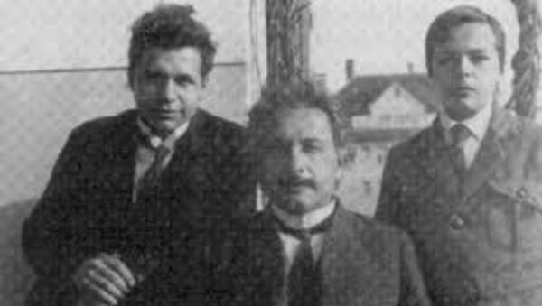 Hanss Alberts pa kreisi... Autors: Fosilija Briesmīgākais liktenis ir būt bez likteņa. Eduarda Einšteina traģiskā dzīve.