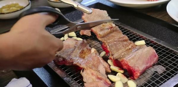 Lai sagrieztu gaļu makaronus... Autors: Lestets 17 parastas lietas no Dienvidkorejas, kas patiesībā ir ļoti dīvainas