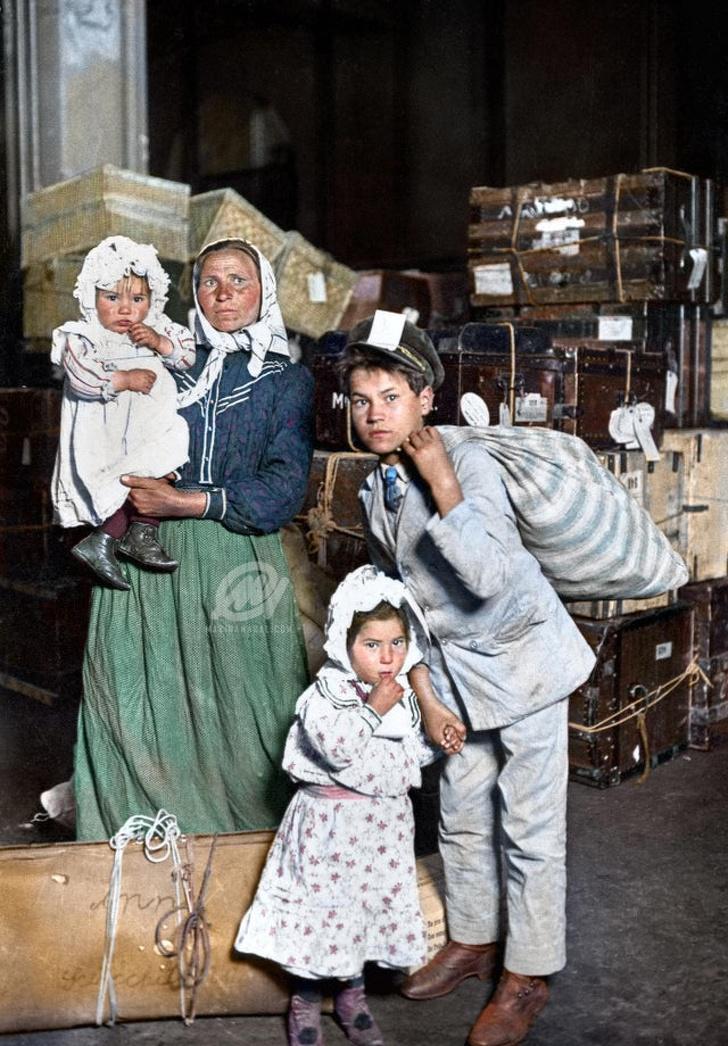 Itāliescaronu imigranti... Autors: Lestets 19 iekrāsotas fotogrāfijas, kas parāda dzīvi pirms 100 gadiem