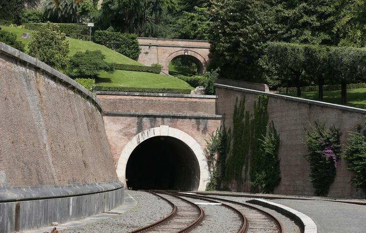 Vatikāna dzelzceļs ir īsākais... Autors: Lestets 15 fakti par Vatikānu, kuriem ir ļoti grūti noticēt