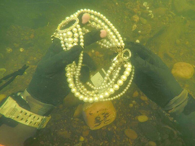  Autors: matilde Interesanti priekšmeti, kurus ūdenī atrod dārgumu meklētāji