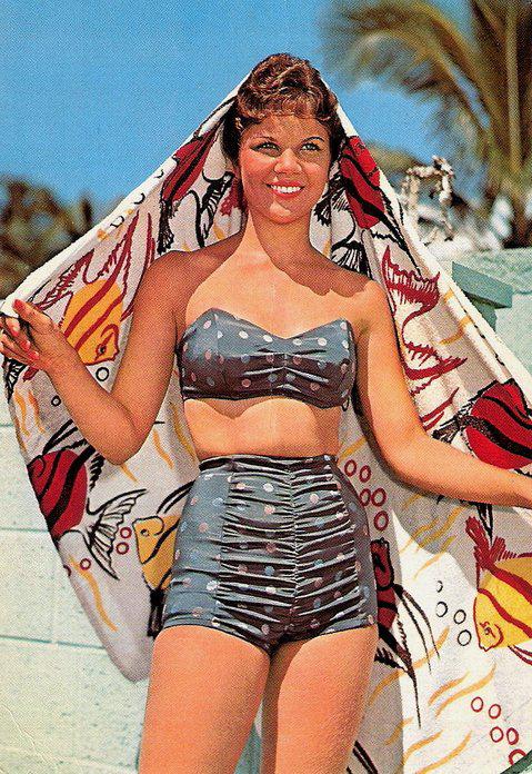  Autors: Fosilija 50. gadu mode: meitenes peldkostīmos