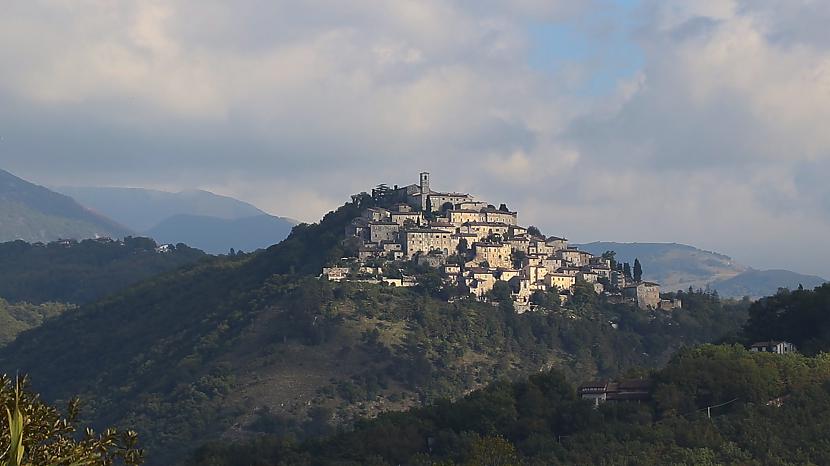 Kad biezā kalnu migla atkāpjas... Autors: Fosilija Itālija neplānojot #3: dzīvokļa tūre / kalnu skati