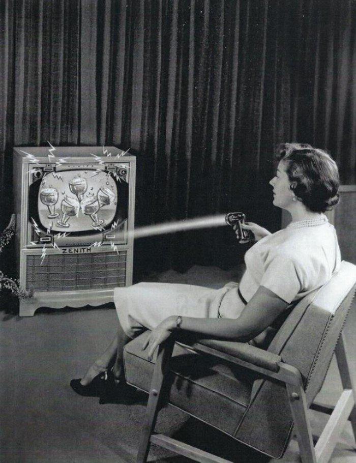 Televizori kas pārdoti ar... Autors: Fosilija Kāda izskatījās pirmā tv tālvadības pults?