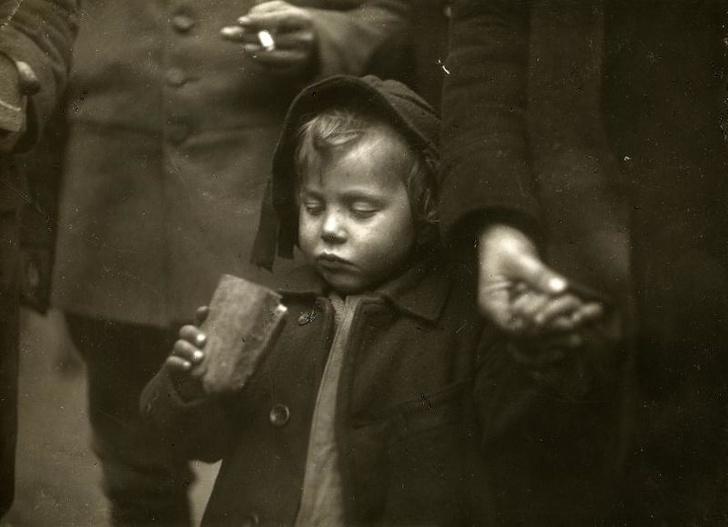 nbspBēgļu ģimenes bērns ar... Autors: Lestets 15 intensīvas vēsturiskās fotogrāfijas, kas lika pasaulei aizturēt elpu