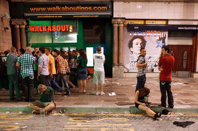  Autors: Fosilija Iedzeršanas ballītes un izklaides Londonas ielās: lūk, šādas tās ir