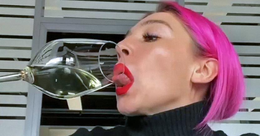 nbspTomēr jāteic ka... Autors: matilde Video: Kā ēd un dzer meitenes, kuras ir uzkrāsojušas sarkanas lūpas