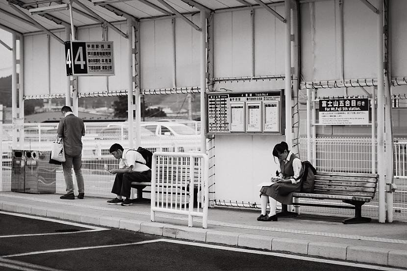 Vecāki un skola sagaida ka... Autors: Lestets Kāpēc cilvēki Japānā izvēlās pazust?