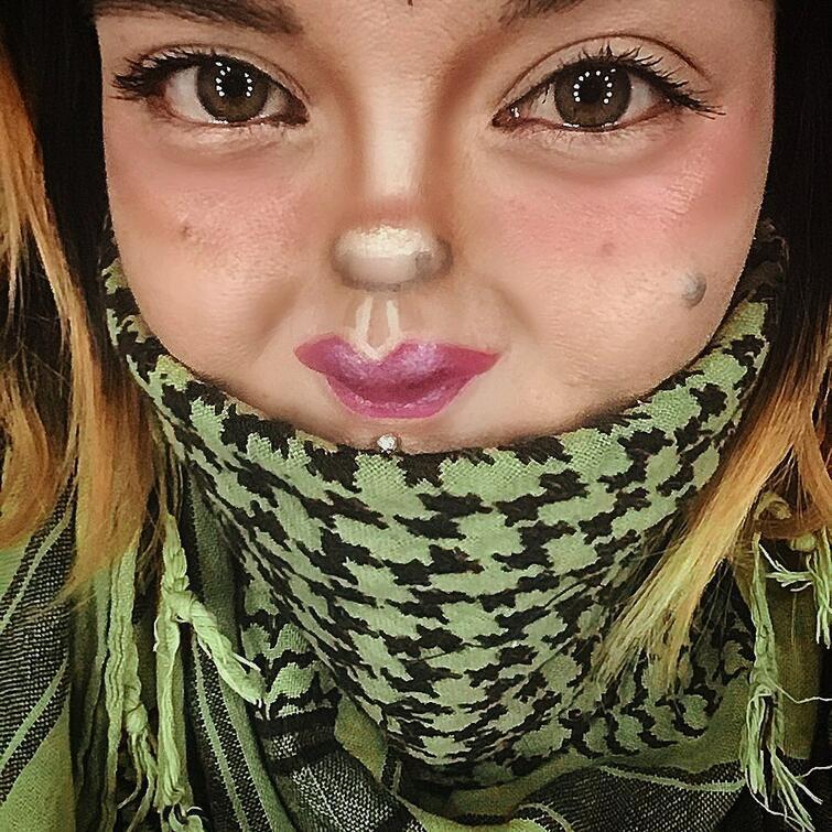  Autors: matilde Meitenes zīmē uz deguniem mazas mutītes, lai masku valkāšanu padarītu jautrāku
