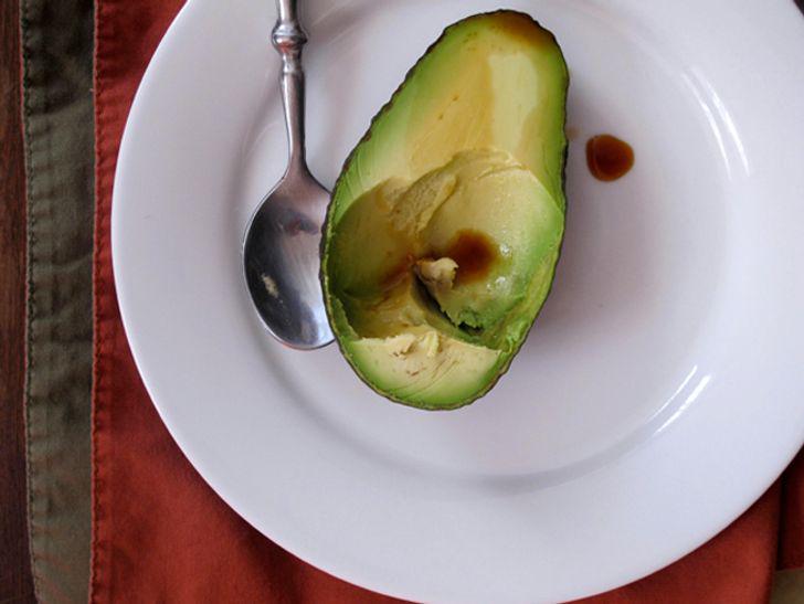 AvokadoArī avakado visērtākais... Autors: Lestets 10 ēdieni, ko mēs visu dzīvi esam nepareizi ēduši