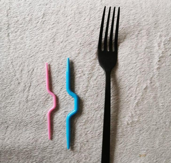Divi dīvaini plastikāta... Autors: Lestets 22 lietas, kuru nozīmi nācās uzzināt internetā