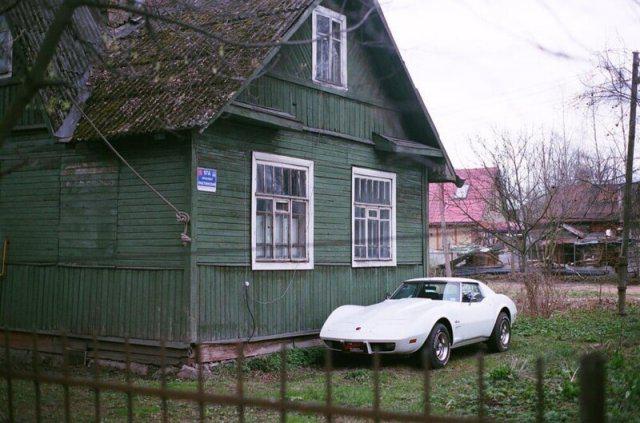  Autors: Fosilija Luksus klases automašīnas, kas dīvaini izskatās Krievijas provinces ciematos 🚙