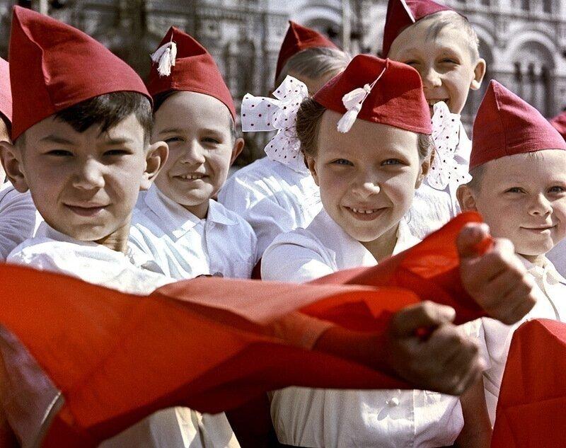  Autors: Zibenzellis69 RETRO FOTOGRĀFIJAS: PSRS laiki, sarkanie kaklauti un pionieri
