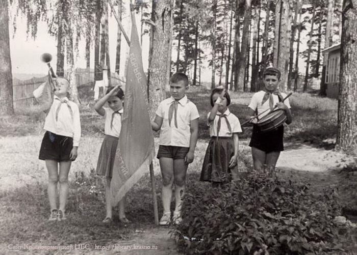  Autors: Zibenzellis69 RETRO FOTOGRĀFIJAS: PSRS laiki, sarkanie kaklauti un pionieru nometnes