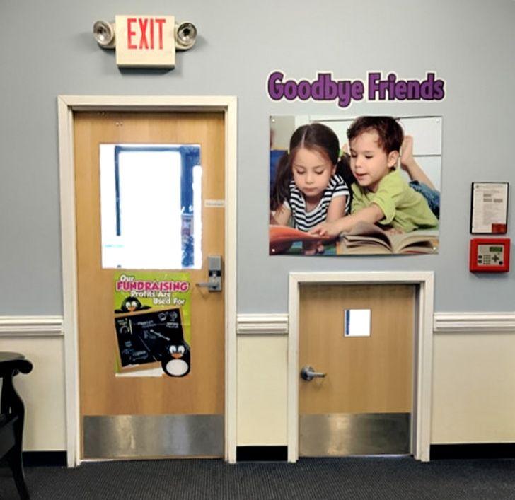 Mazās durvis uz bērnudārza... Autors: jokispoki10 17 negaidītas bildes, par kurām vajag pabrīnīties