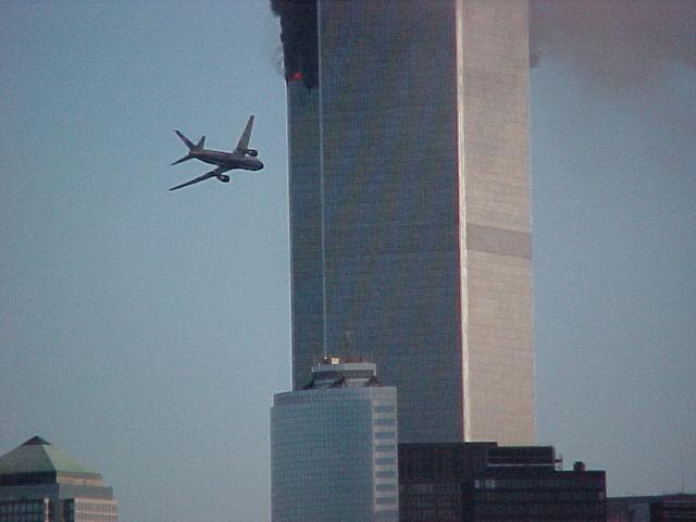 United Airlines reiss 175... Autors: Testu vecis Komerciālo lidaparātu katastrofu bildes (Divtūkstošie) 2000.-2003.g