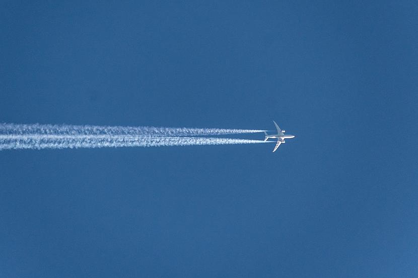 Aģentūra atgādina ka Latvijas... Autors: matilde Kādēļ aiz lidmašīnām veidojas baltas svītras? Skaidro Civilās aviācijas aģentūra