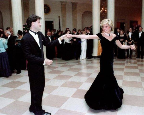 Džons Travolta dejo ar... Autors: Zibenzellis69 Interesantu retro fotogrāfiju izlase, kurās slavenību ceļi krustojās (17 foto)