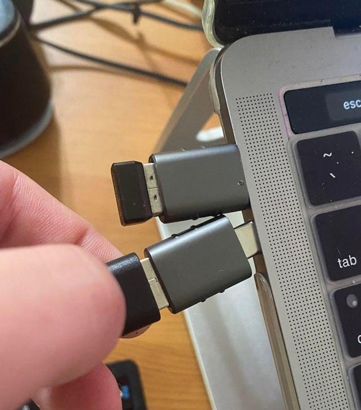 Caurumiņi diviem USB ir bet... Autors: The Diāna 25+ reizes, kad cilvēki izgāzās