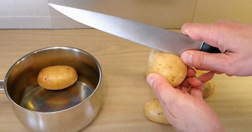 Kad kartupeļi nomazgāti ar... Autors: matilde Mācies, kā ātri un bez čakara notīrīt kartupeli, kas vārīts ar visu mizu