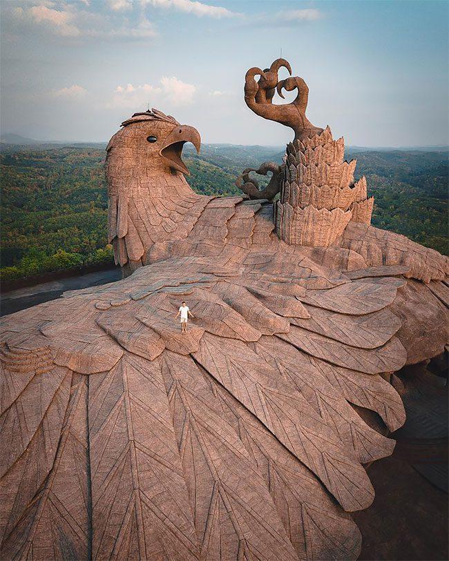  Autors: Zibenzellis69 Lielākā putna skulptūras izveidei māksliniekiem bija nepieciešami 10 gadi