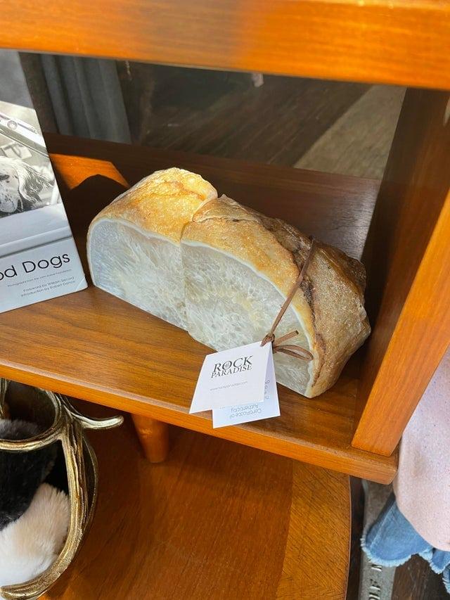 Tā nav maize tas ir akmens Autors: Zibenzellis69 15 gadījumi, kad neēdamas lietas izskatās kā ēdamas un var tevi piemānīt