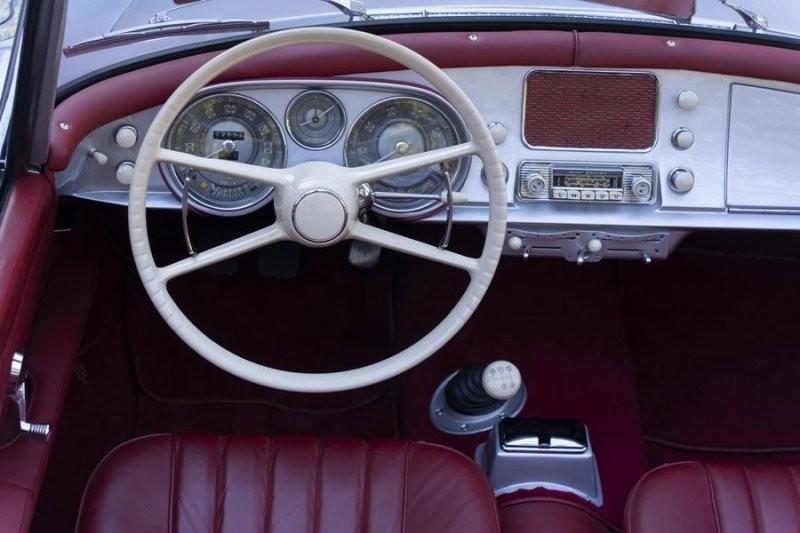 Sporta automascaronīna ir... Autors: Zibenzellis69 Ārprātīgi rets 1958. gada Bavārijas BMW 507 rodsters,kura vērtība ir 2,5 miljoni