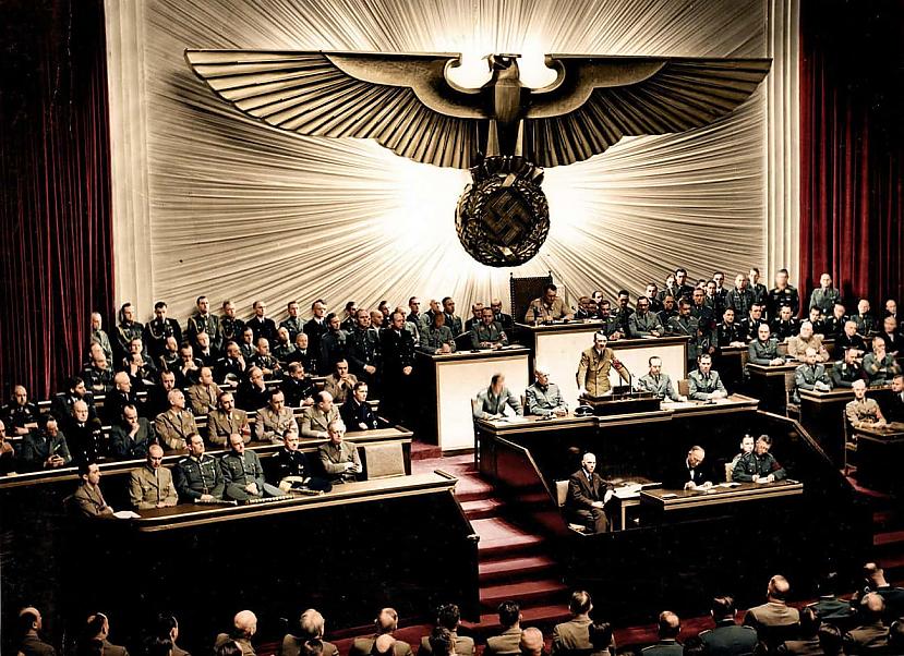 Ā Hitlers piesaka karu ASV... Autors: Lestets 26 iekrāsotas vēsturiskas fotogrāfijas, ko neieraudzīsi mācību grāmatās
