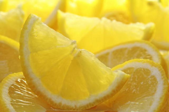 Citrona aromāts ļoti... Autors: Zibenzellis69 Pārgrieziet citronu un nolieciet to guļamistabā.Iespējams,tas glābs jūsu dzīvību