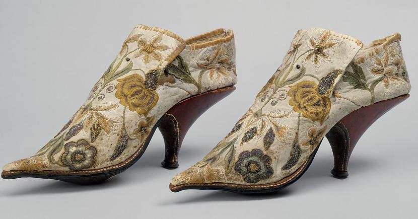 Vīriescaronu apavi no zīda un... Autors: Zibenzellis69 20 pārsteidzoši vēsturiski artefakti, kas ir saglabājušies līdz mūsdienām