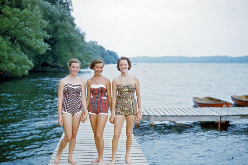  Autors: Zibenzellis69 Senlaicīgas fotogrāfijas, kurās redzamas 1950. gadu sievietes peldkostīmos